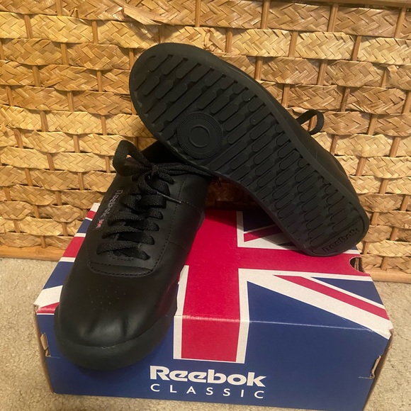 Women’s Reebok, size 6, - Picture 3 of 3